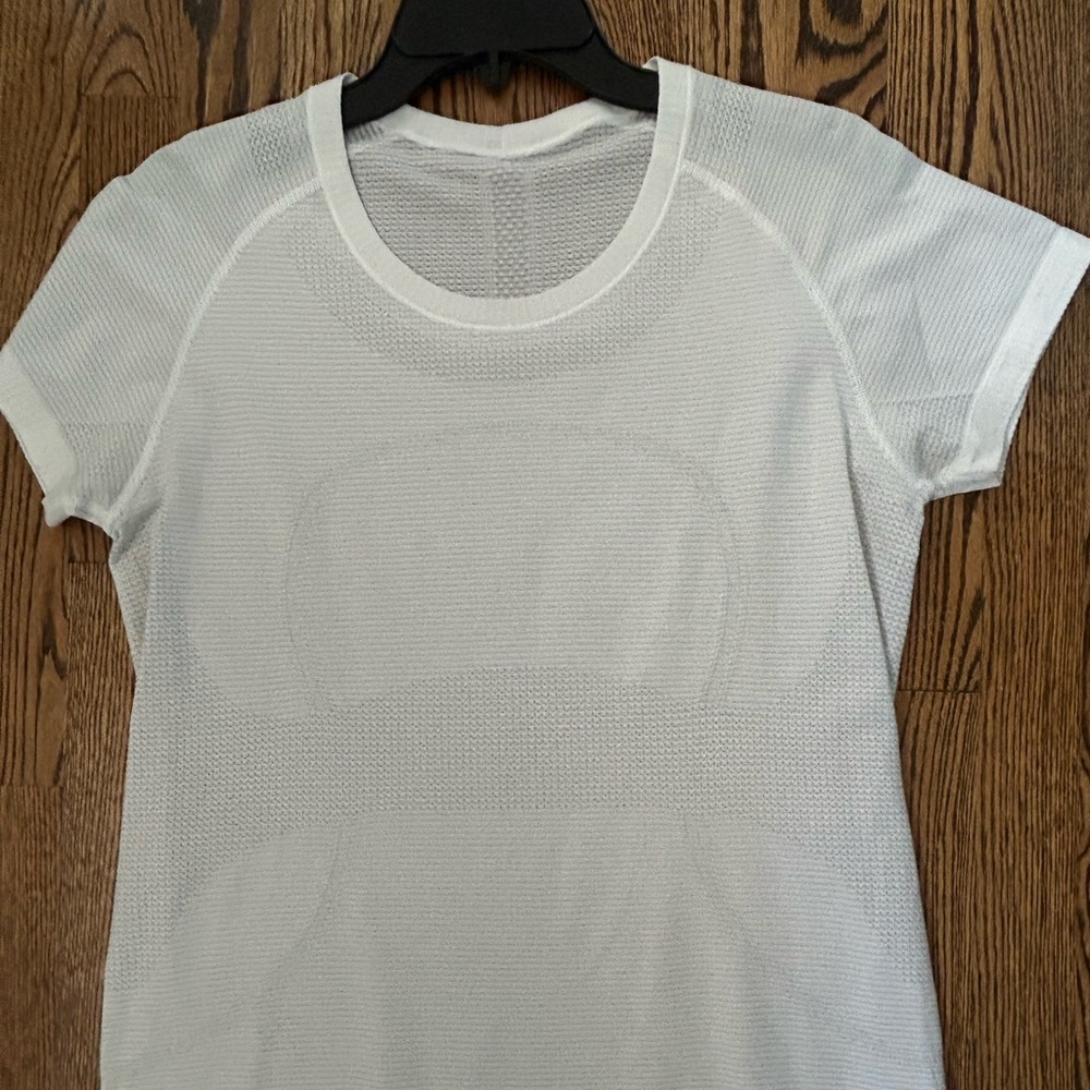 Lululemon swiftly t shirt - great condition- size 10